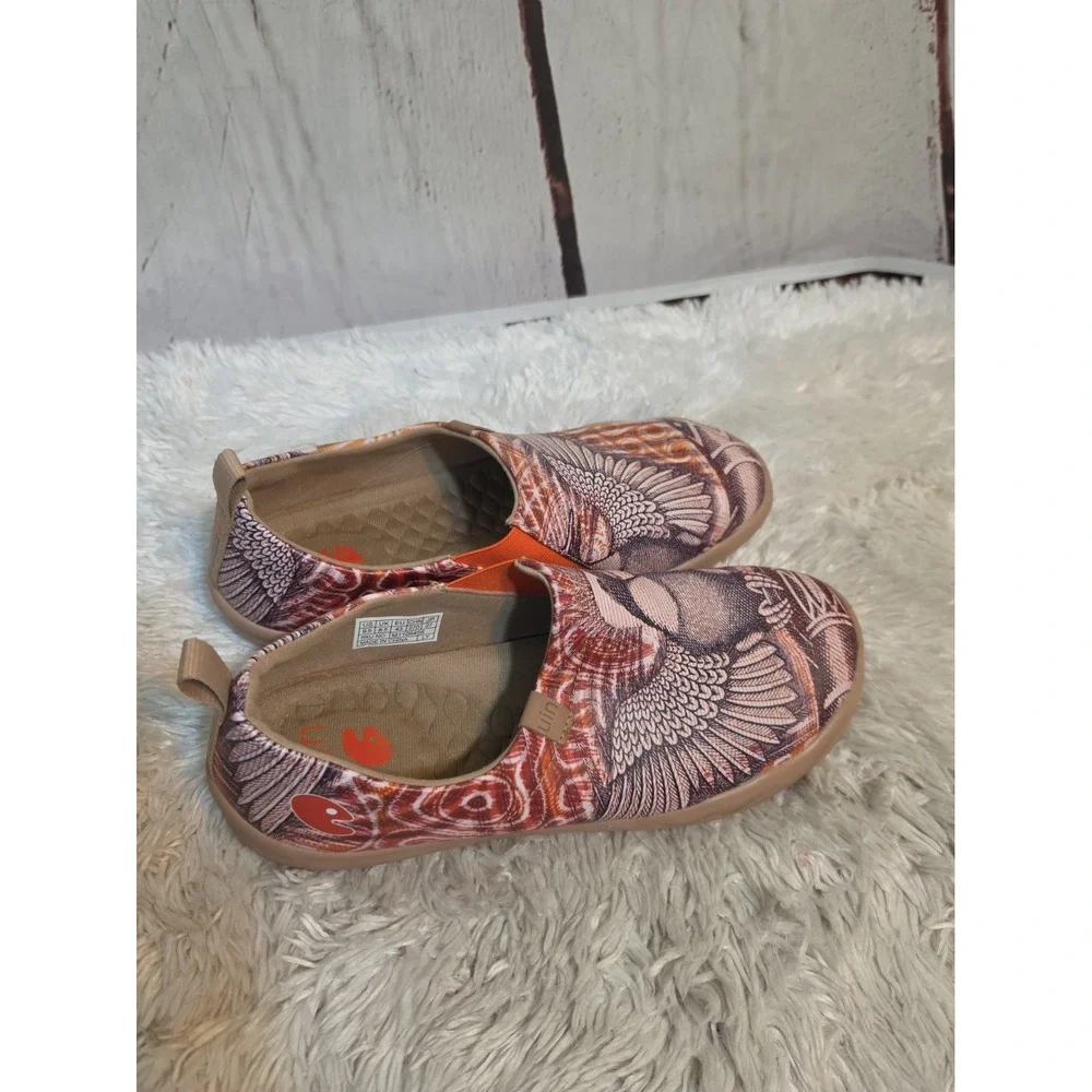 UIN slip sneakers
